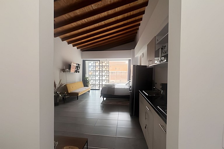 Cómodo y central loft con balcón