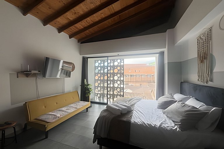 Cómodo y central loft con balcón