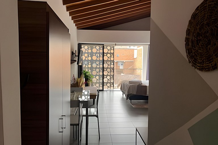 Cómodo y central loft con balcón