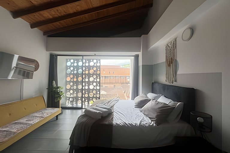 Cómodo y central loft con balcón