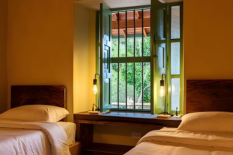 Cómoda suite colonial entre helechos y pinos