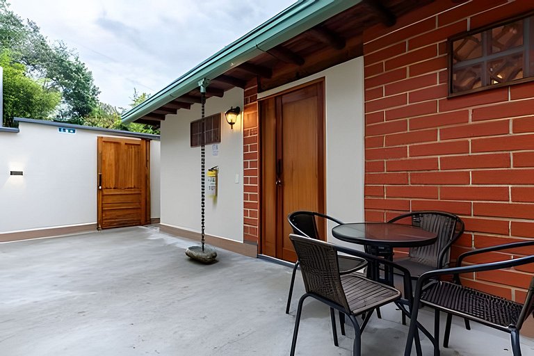 Cómoda suite colonial entre helechos y pinos