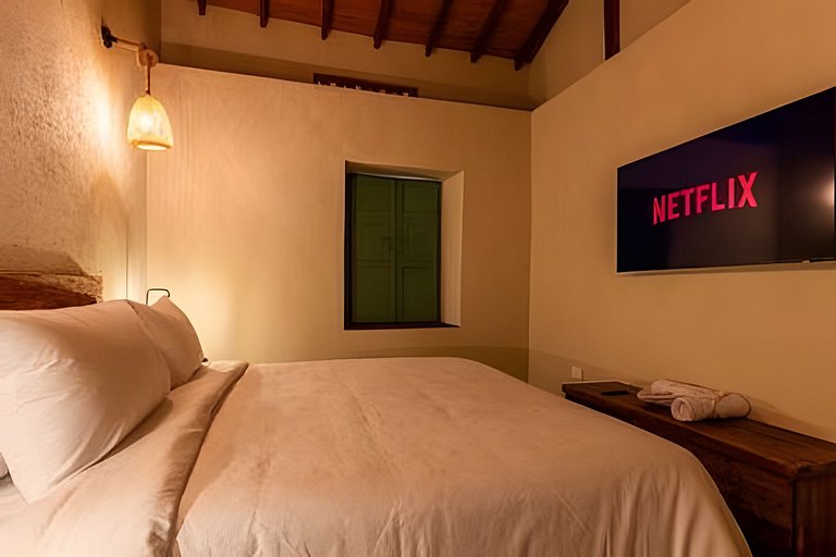 Cómoda suite colonial entre helechos y pinos