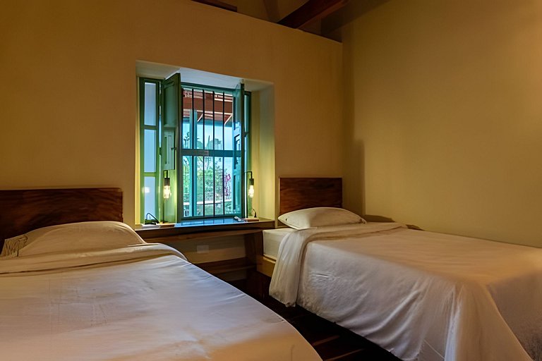 Cómoda suite colonial entre helechos y pinos