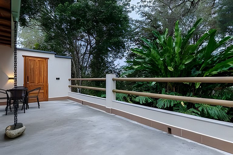 Cómoda suite colonial entre helechos y pinos