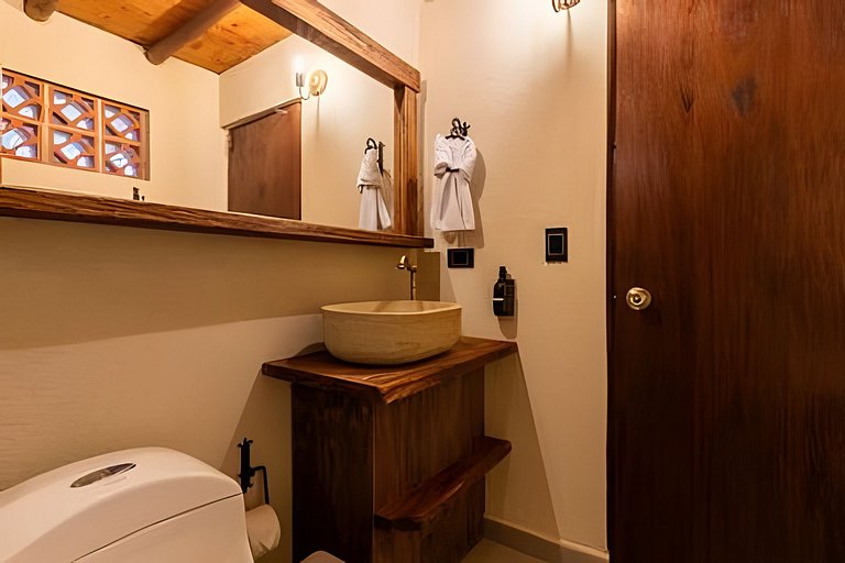 Cómoda suite colonial entre helechos y pinos