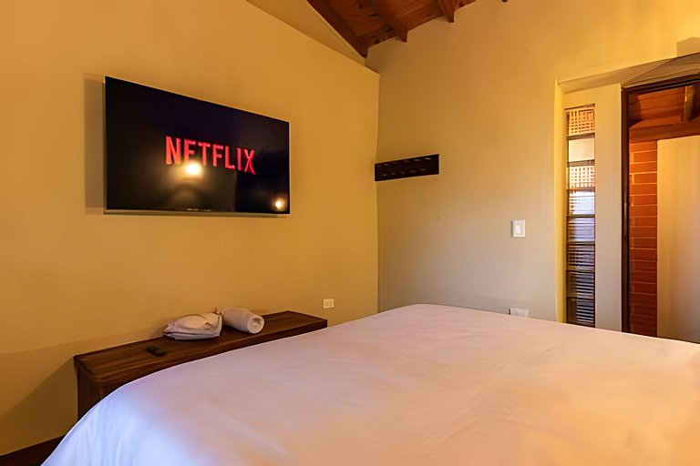 Cómoda suite colonial entre helechos y pinos