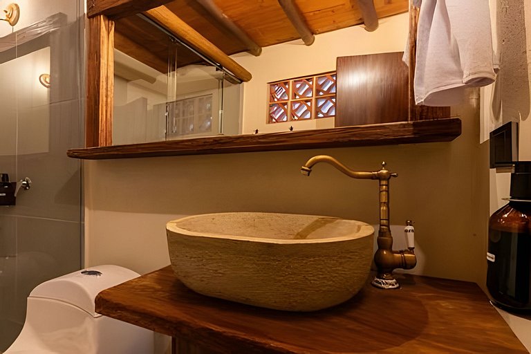 Cómoda suite colonial entre helechos y pinos