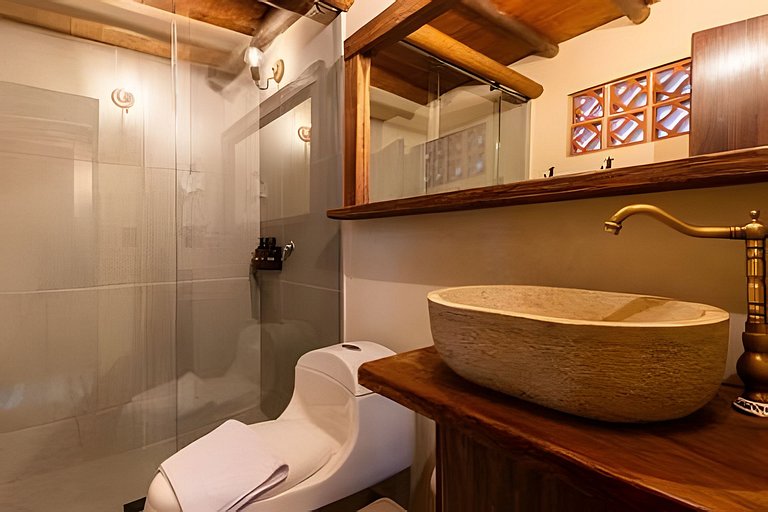 Cómoda suite colonial entre helechos y pinos