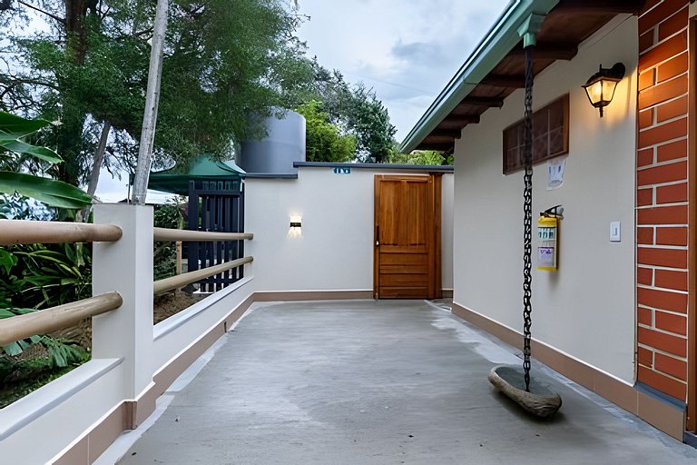 Cómoda suite colonial entre helechos y pinos