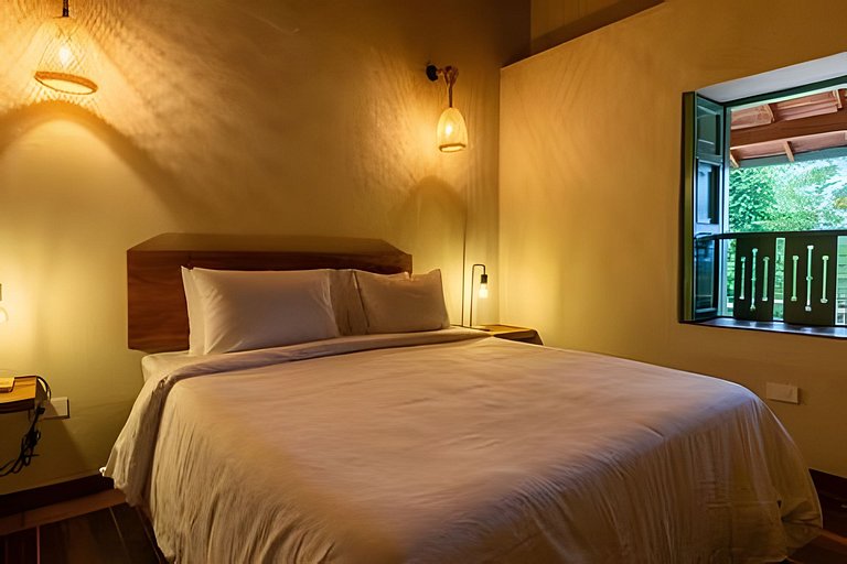 Cómoda suite colonial entre helechos y pinos