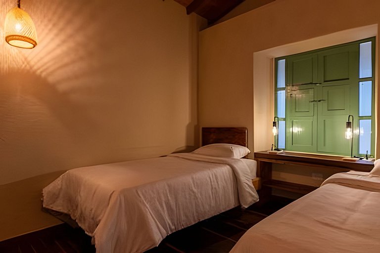 Cómoda suite colonial entre helechos y pinos