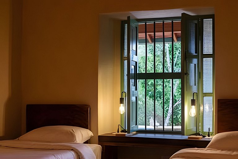 Cómoda suite colonial entre helechos y pinos