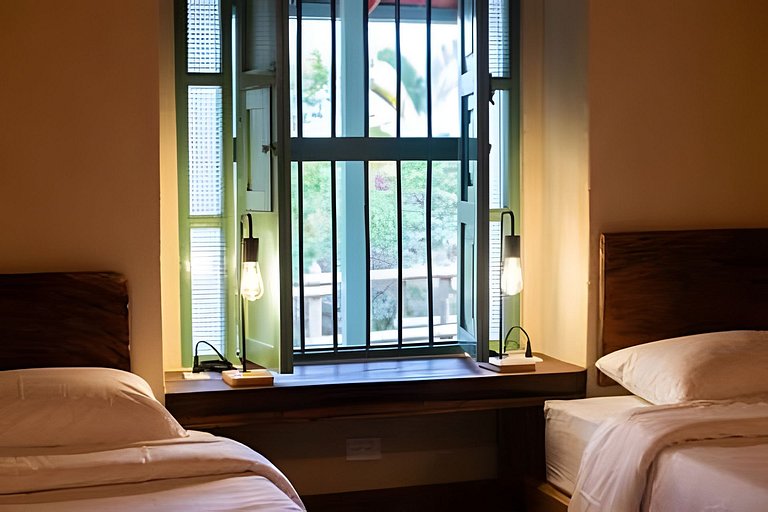 Cómoda suite colonial entre helechos y pinos