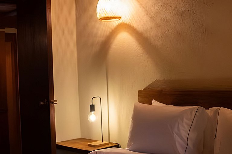 Cómoda suite colonial entre helechos y pinos