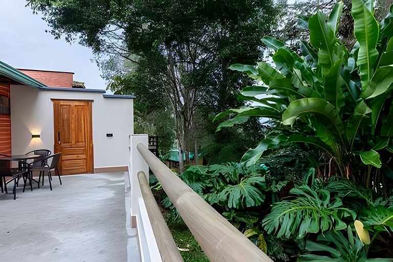 Cómoda suite colonial entre helechos y pinos