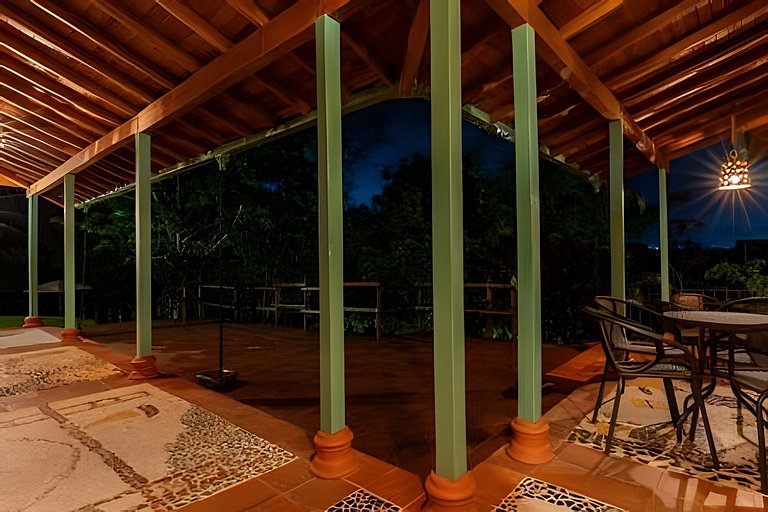 Cómoda suite colonial entre helechos y pinos