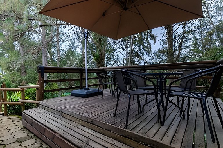 Cómoda suite colonial entre helechos y pinos