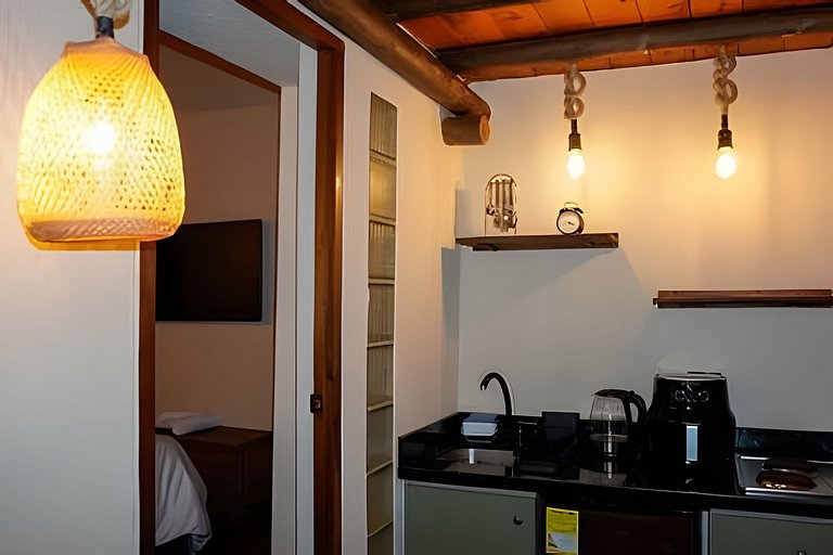 Cómoda suite colonial entre helechos y pinos