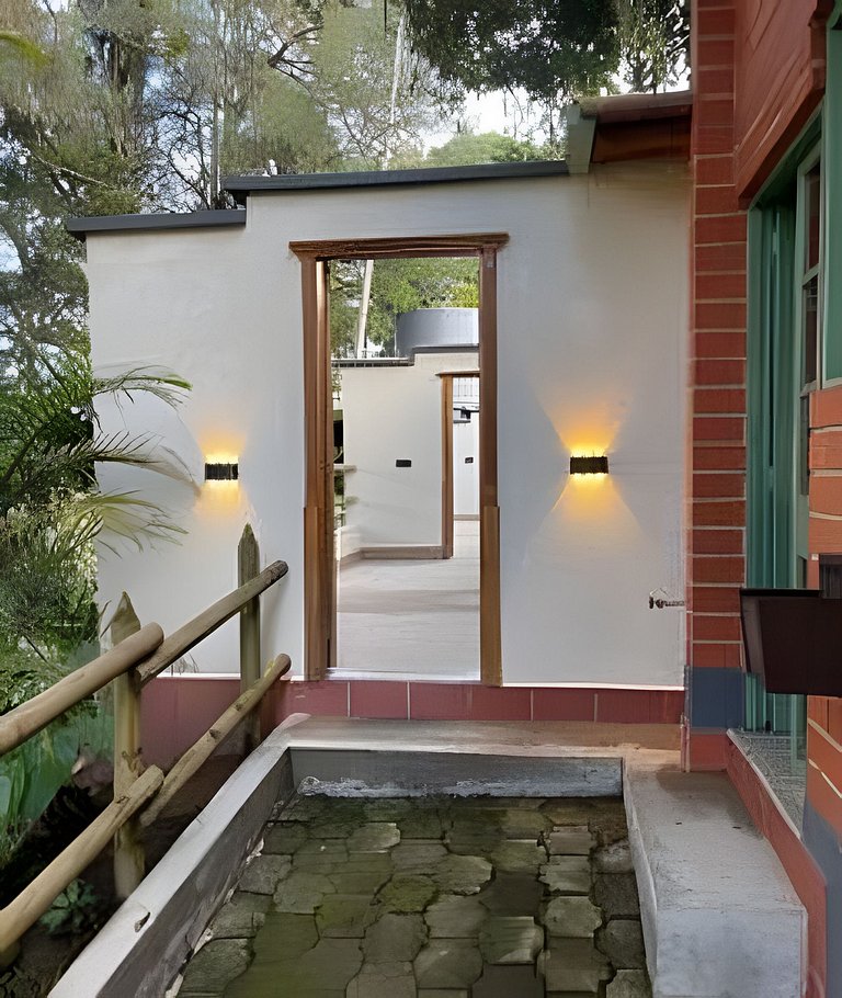 Cómoda suite colonial entre helechos y pinos