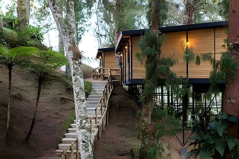 Cabaña en el bosque con jacuzzi y vista al embalse