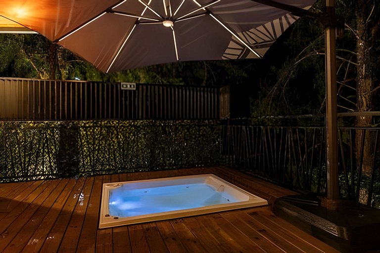 Cabaña en el bosque con jacuzzi y vista al embalse