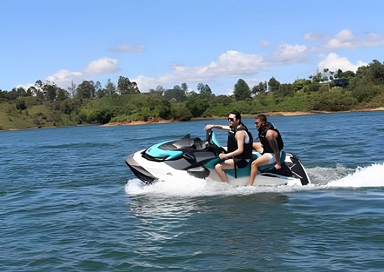 Cabaña en el bosque con jacuzzi y vista al embalse
