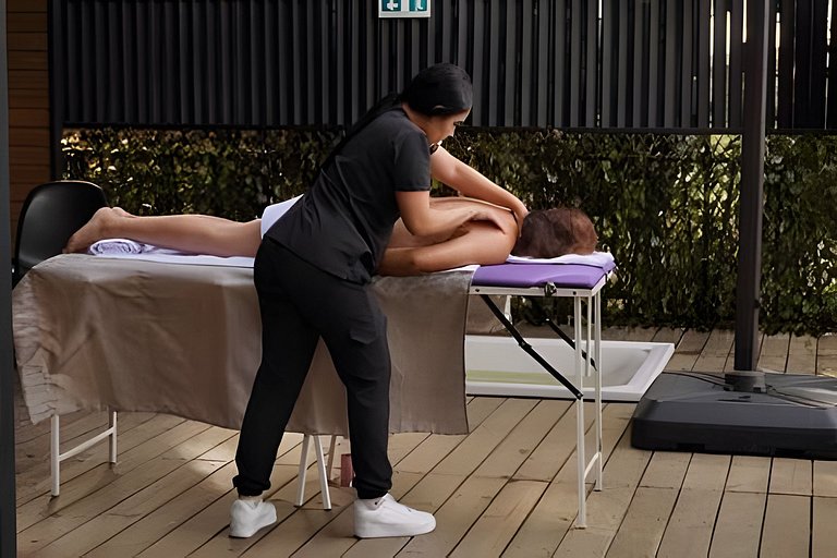 Cabaña en el bosque con jacuzzi y vista al embalse