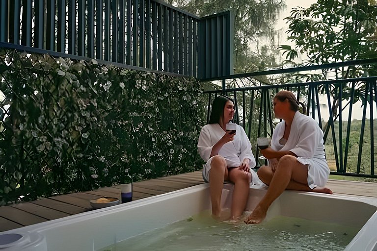 Cabaña en el bosque con jacuzzi y vista al embalse