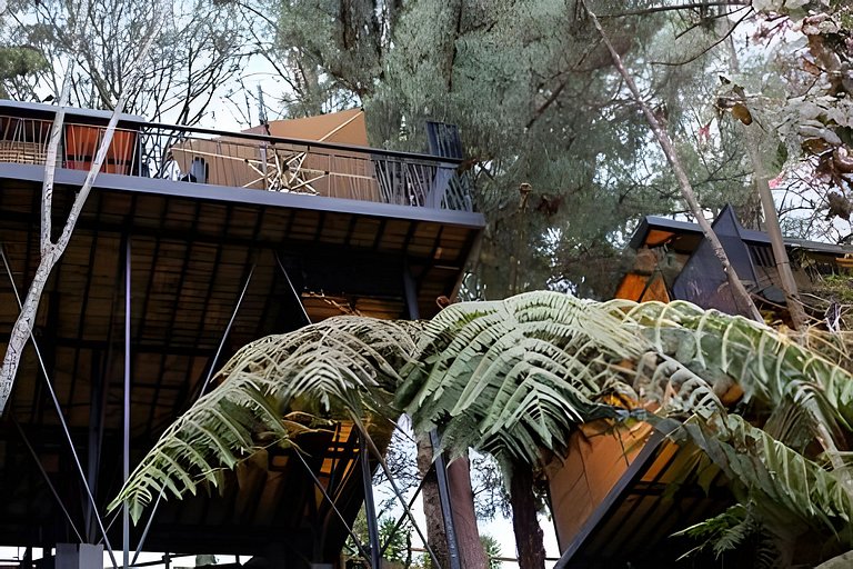 Cabaña en el bosque con jacuzzi y vista al embalse
