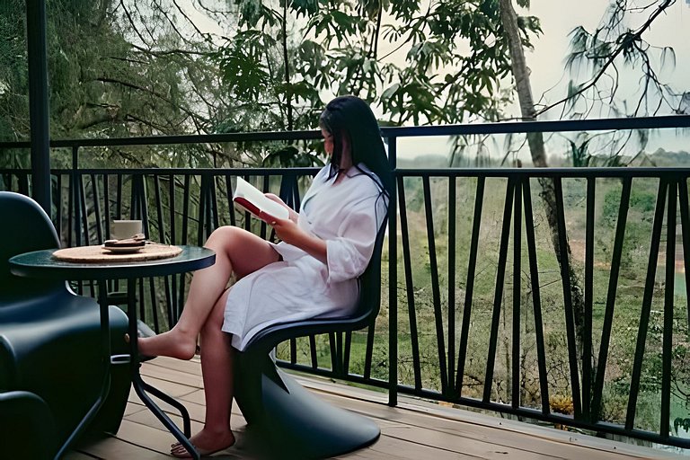 Cabaña en el bosque con jacuzzi y vista al embalse