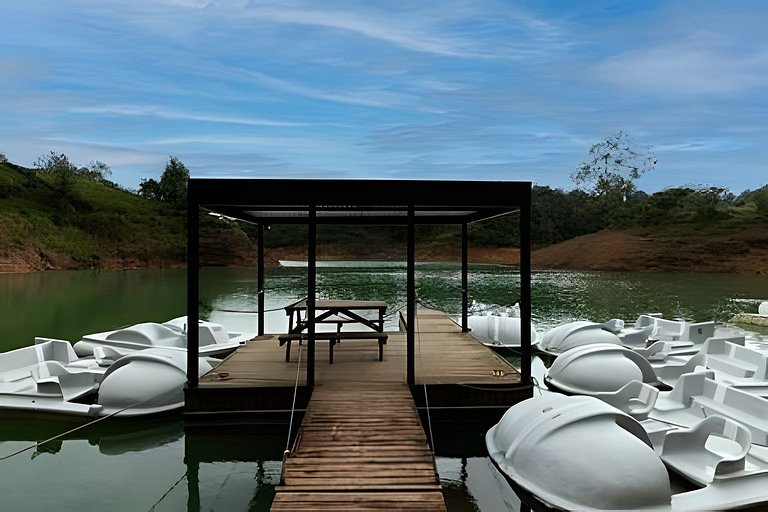 Cabaña en el bosque con jacuzzi y vista al embalse