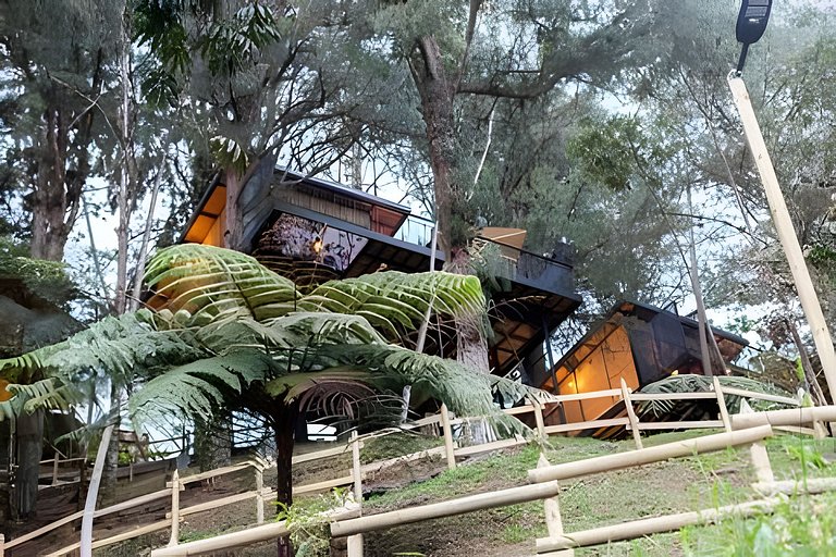Cabaña en el bosque con jacuzzi y vista al embalse