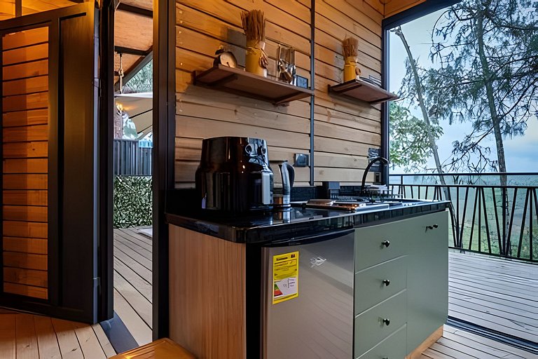 Cabaña en el bosque con jacuzzi y vista al embalse