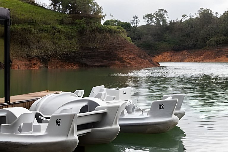 Cabaña en el bosque con jacuzzi y vista al embalse