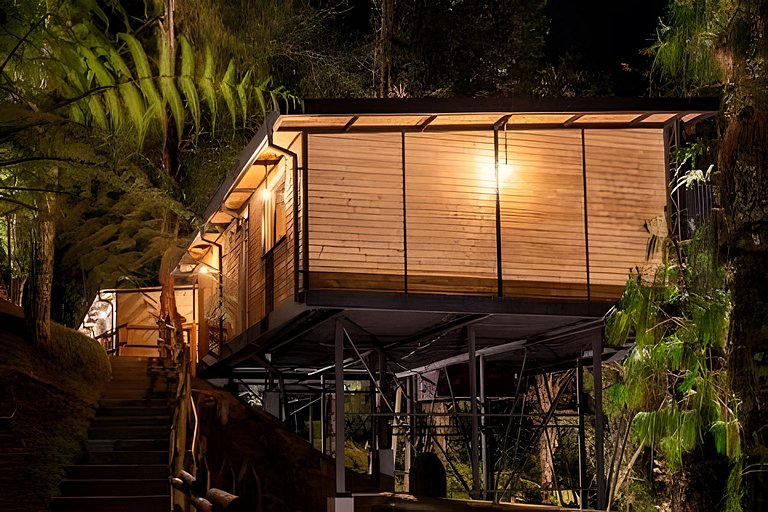 Cabaña en el bosque con jacuzzi y vista al embalse