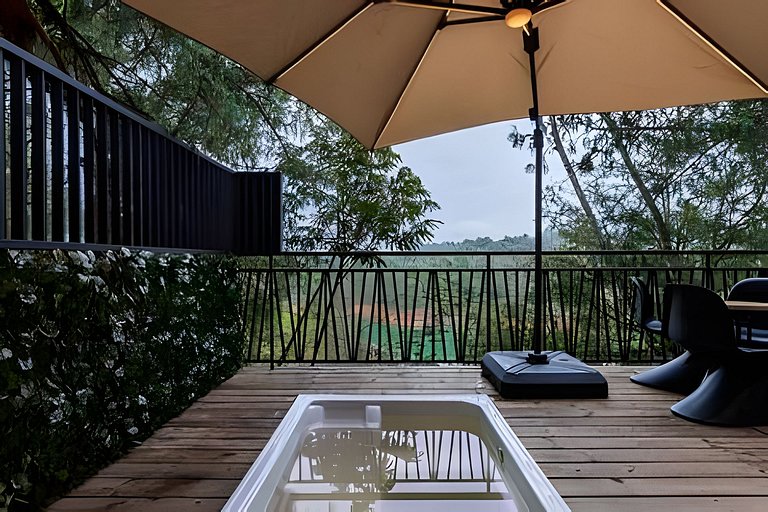 Cabaña en el bosque con jacuzzi y vista al embalse