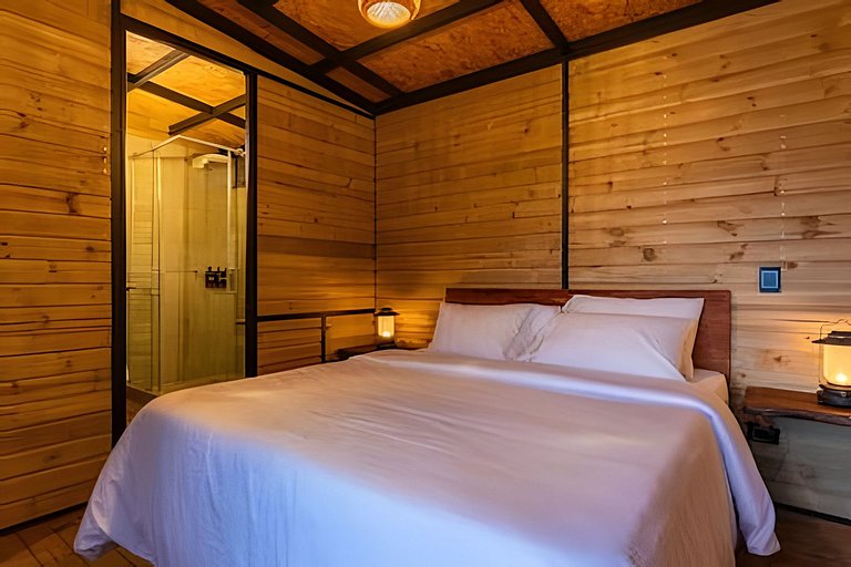 Cabaña en el bosque con jacuzzi y vista al embalse