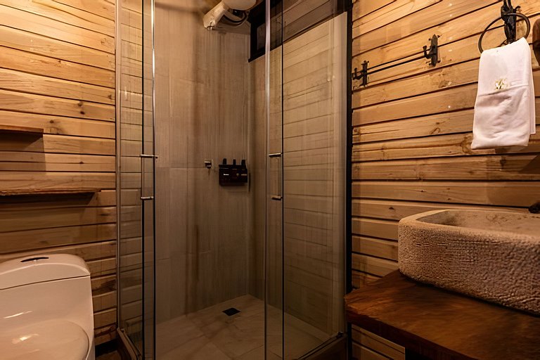 Cabaña en el bosque con jacuzzi y vista al embalse