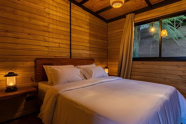 Cabaña en el bosque con jacuzzi y vista al embalse