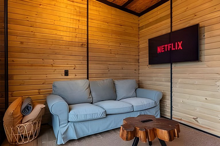 Cabaña en el bosque con jacuzzi y vista al embalse