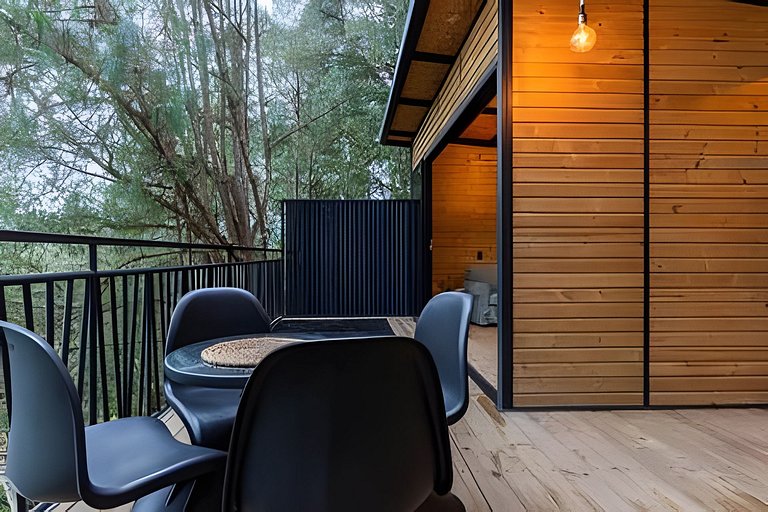 Cabaña en el bosque con jacuzzi y vista al embalse