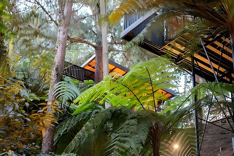 Cabaña en el bosque con jacuzzi y vista al embalse