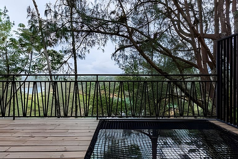 Cabaña en el bosque con jacuzzi y vista al embalse