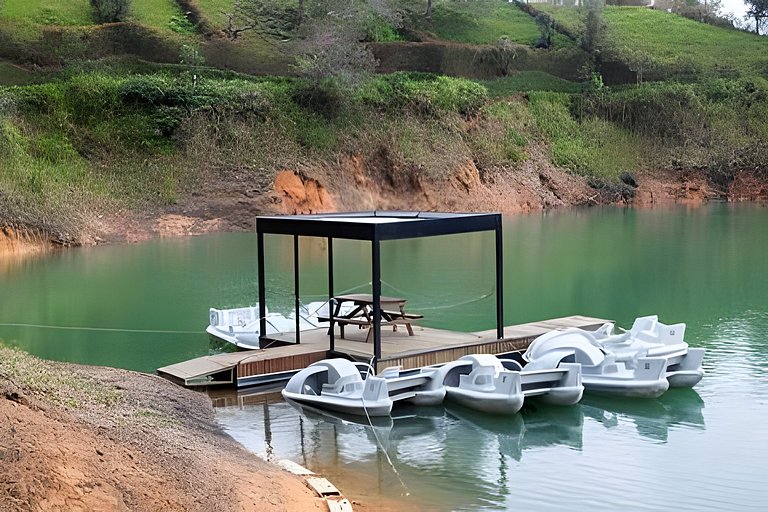 Cabaña en el bosque con jacuzzi y vista al embalse