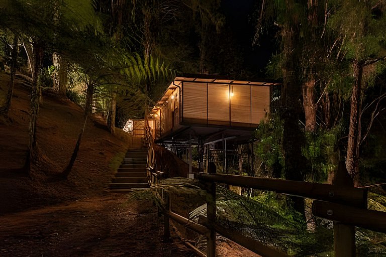 Cabaña en el bosque con jacuzzi y vista al embalse