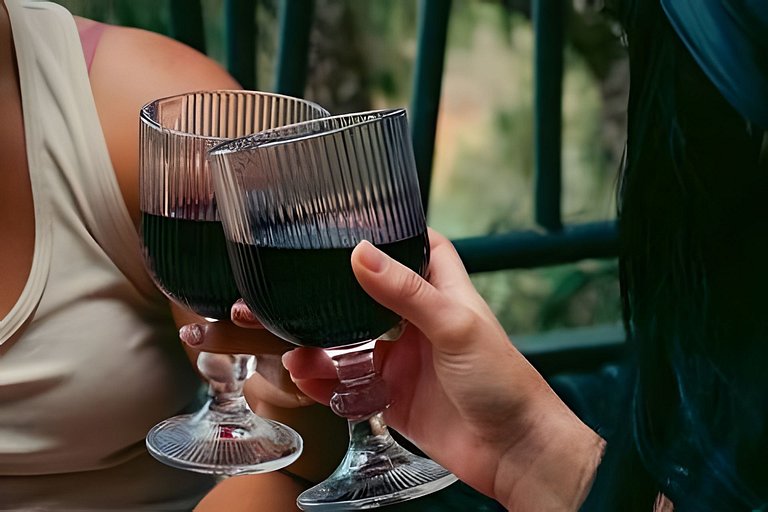 Cabaña en el bosque con jacuzzi y vista al embalse