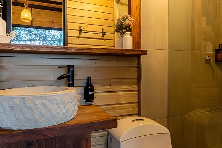 Cabaña en el bosque con jacuzzi y vista al embalse