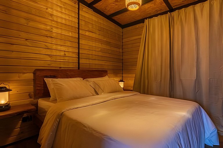 Cabaña en el bosque con jacuzzi y vista al embalse