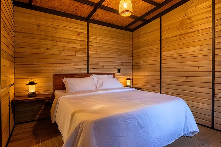 Cabaña en el bosque con jacuzzi y vista al embalse